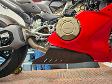 Load image into Gallery viewer, Vasca Estensione Stradale CARBONIO DUCATI Panigale V4/S - 2025-