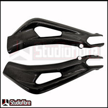 Carica l&#39;immagine nel visualizzatore di Gallery, Protezioni Forcellone CARBONIO TRIUMPH DAYTONA/STREET TRIPLE 765 - 2017-