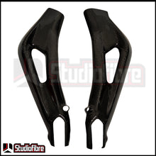Carica l&#39;immagine nel visualizzatore di Gallery, Protezioni Forcellone CARBONIO TRIUMPH DAYTONA/STREET TRIPLE 765 - 2017-