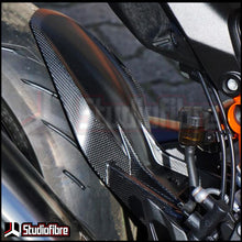 Carica l&#39;immagine nel visualizzatore di Gallery, Parafango Posteriore con Paracatena CARBONIO KTM 1290 Super Duke R - 2020-